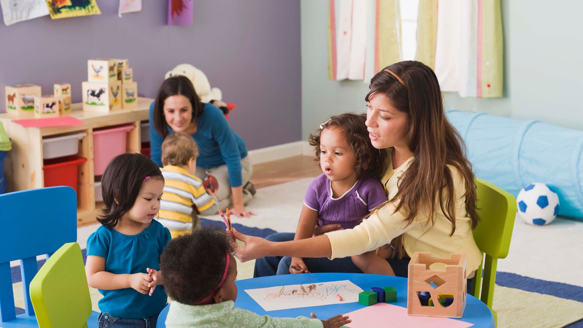 Intégrer les neurosciences en crèche - Interview avec Sarah, EJE